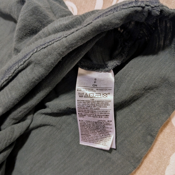 Old Navy Maternity EveryWear Twist-Hem T-Shirt - Picture 6 of 10